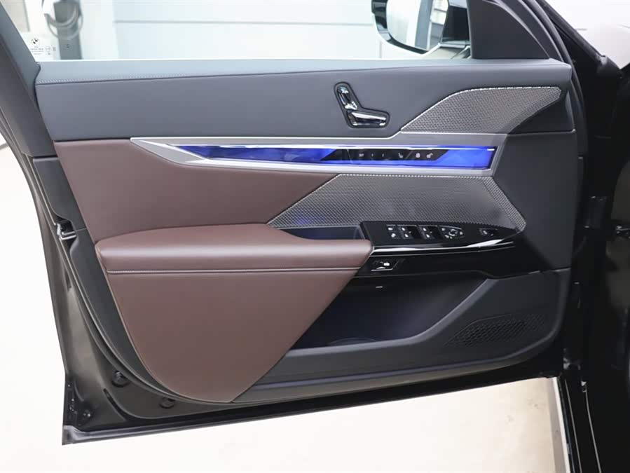 BMW 7 Series 2024 car image #11