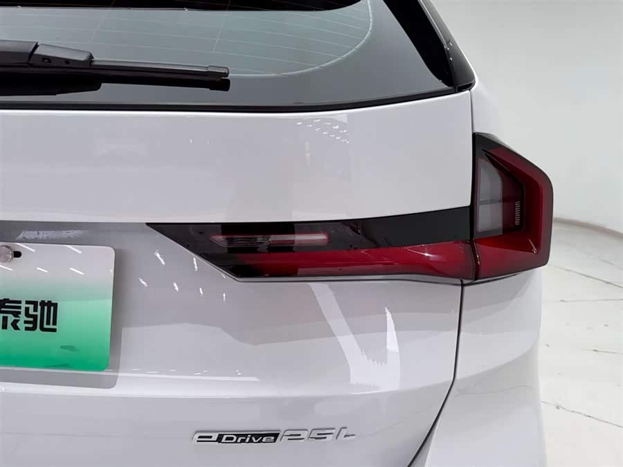 BMW iX1 2025 صورة سيارة #11