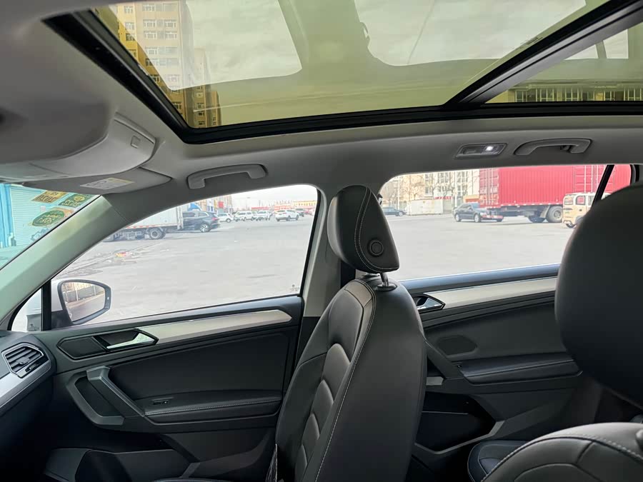 Volkswagen Tiguan L 2018 car image #11