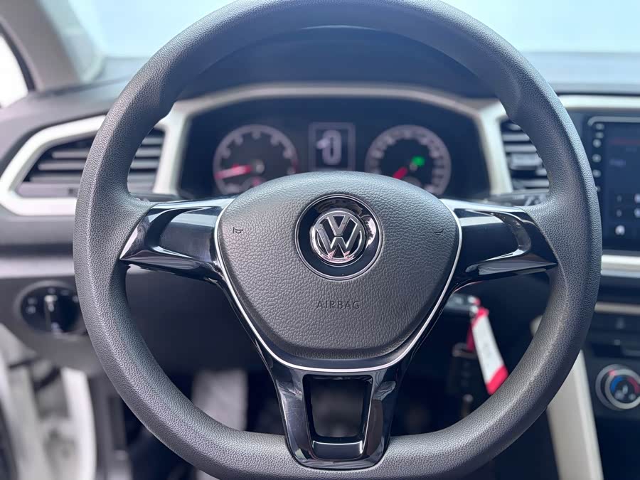 Volkswagen T-Roc 2019 car image #11