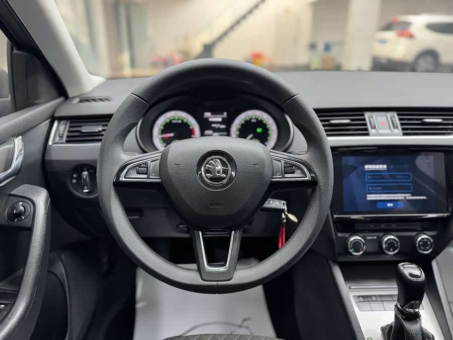 Skoda Octavia 2020 car image #11