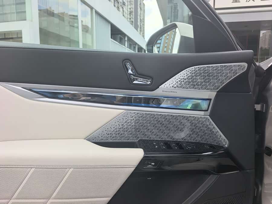 BMW i7 2024 car image #11