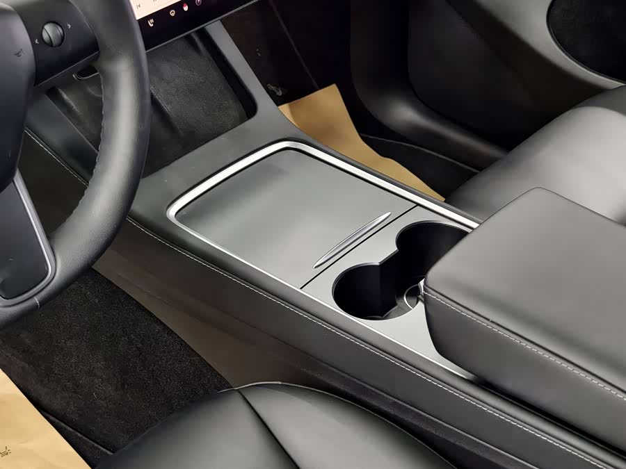 Tesla Model Y 2023 car image #11