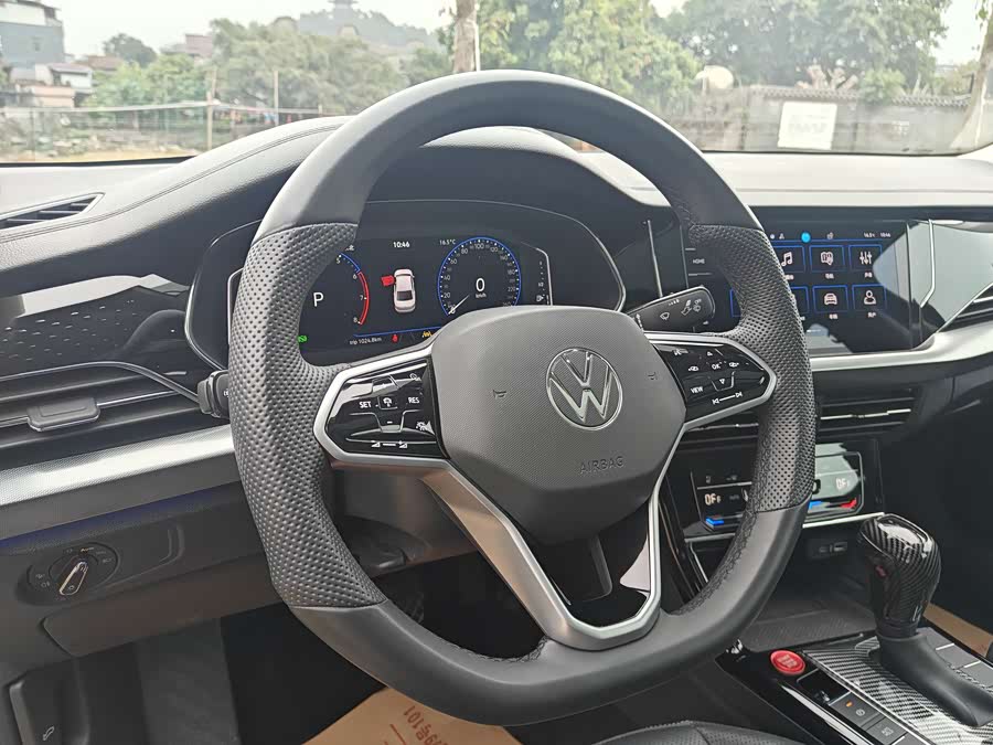 Volkswagen Passat 2023 car image #11