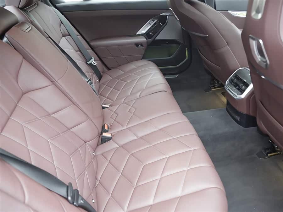 BMW i7 2023 car image #11