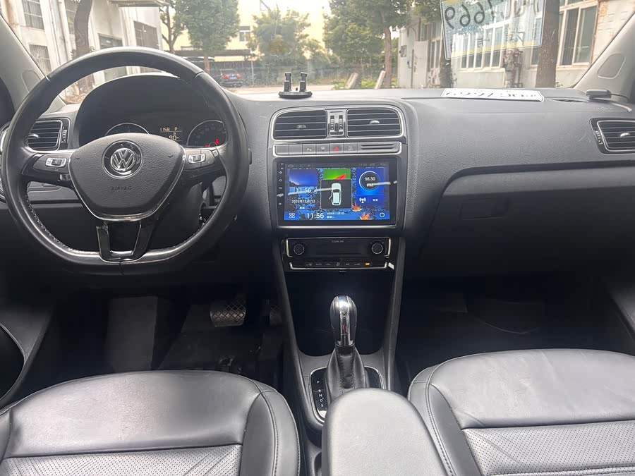 Volkswagen Polo 2015 car image #11