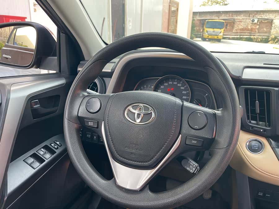 Toyota RAV4 2018 immagine di auto #11