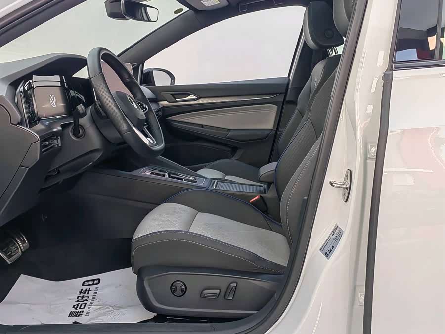Volkswagen Golf 2025 car image #11