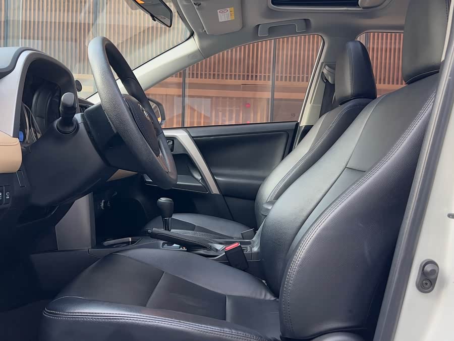 Toyota RAV4 2018 car image #11