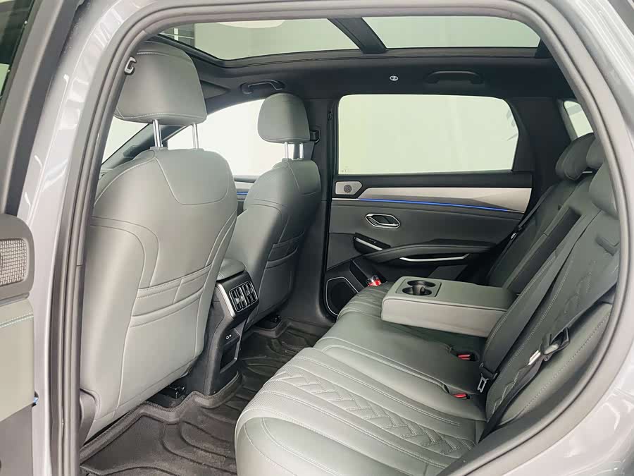 BYD SongL DM-i 2025 #11 BYD SongL DM-i 2025 car image #11