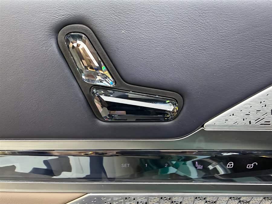 BMW i7 M70L 2024 #11 BMW i7 M70L 2024 car image #11