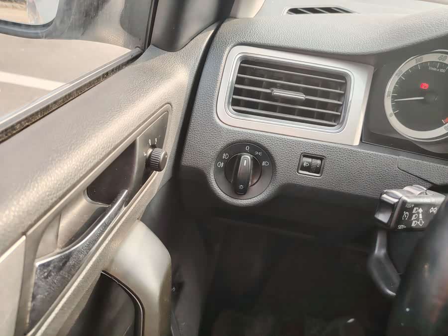 Skoda Rapid 2018 car image #11