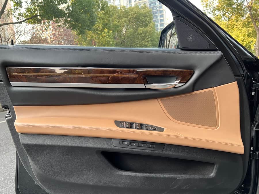 BMW 7 Series 2012 immagine di auto #11