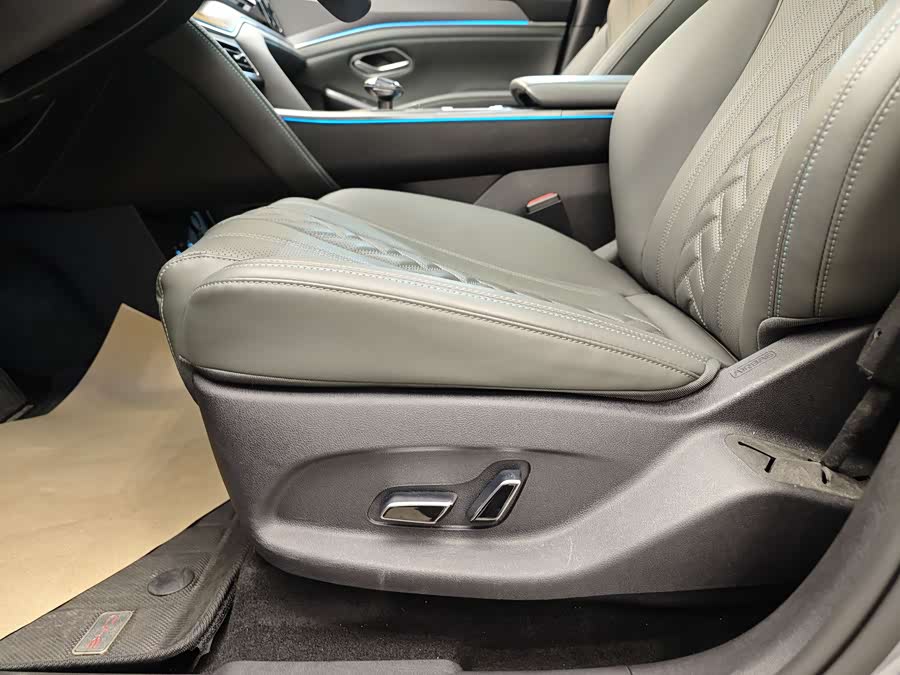 BYD SongL DM-i 2025 #11 BYD SongL DM-i 2025 car image #11