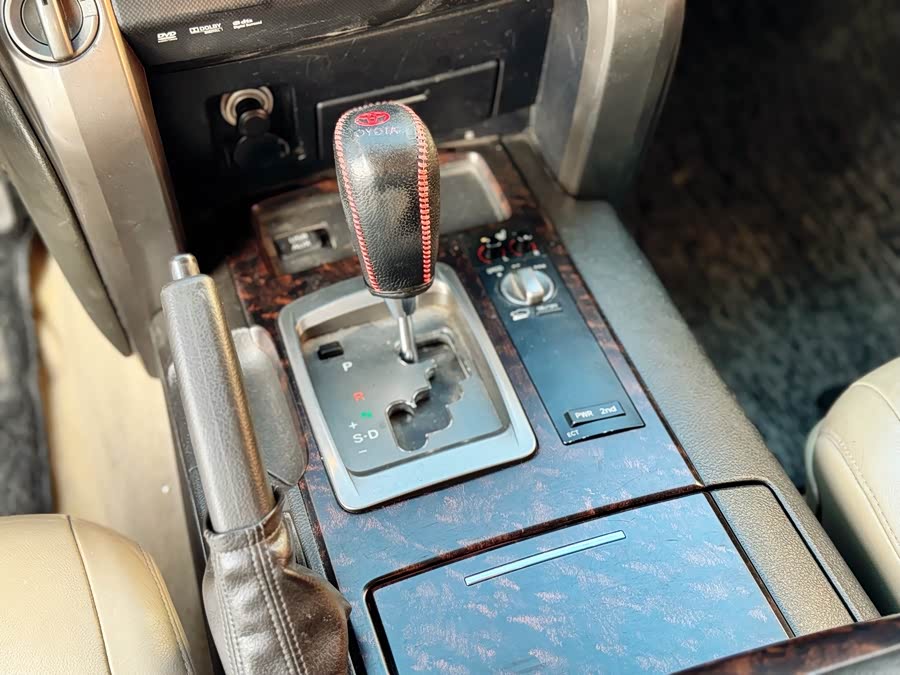 Toyota Land Cruiser 2011 immagine di auto #11