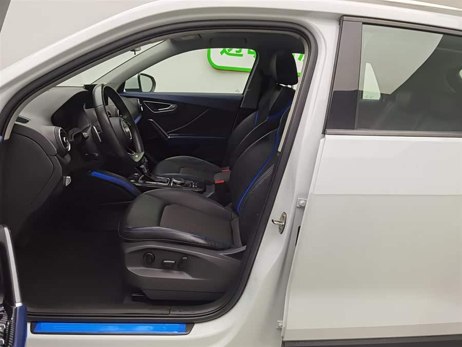 Audi Q2L e-tron 2021 immagine di auto #11