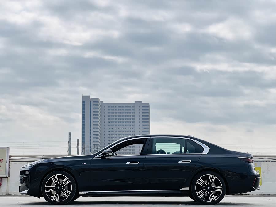 BMW 7 Series 2024 car image #11