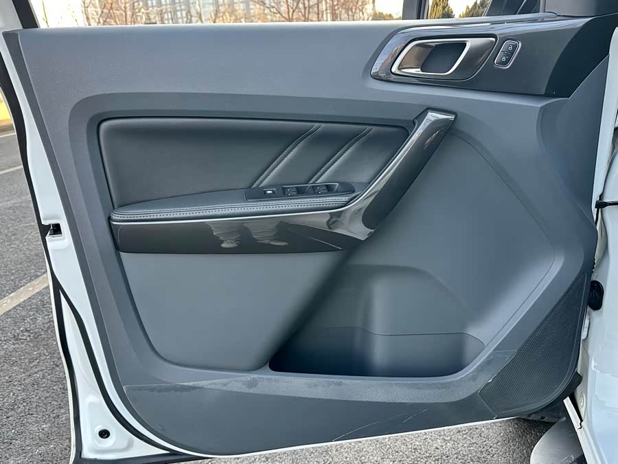 Ford Everest 2016 immagine di auto #11