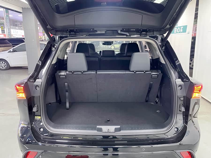Toyota Highlander 2023 car image #11
