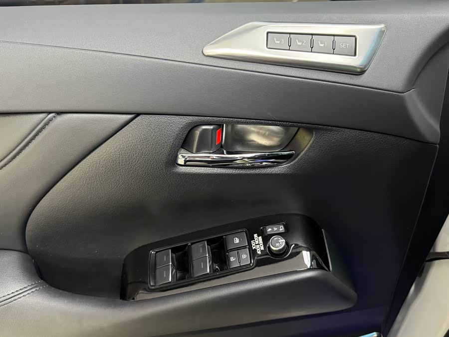 Toyota Alphard 2022 car image #11