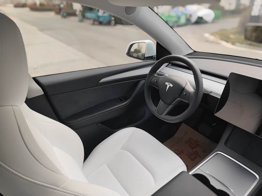 Tesla Model Y 2024 car image #11