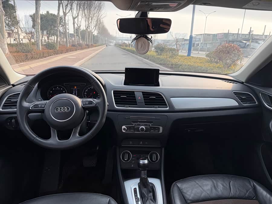 Audi Q3 2018 car image #11