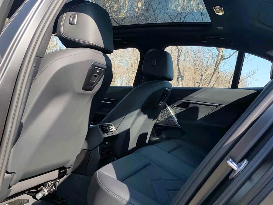 BMW i5 M60 car image #11