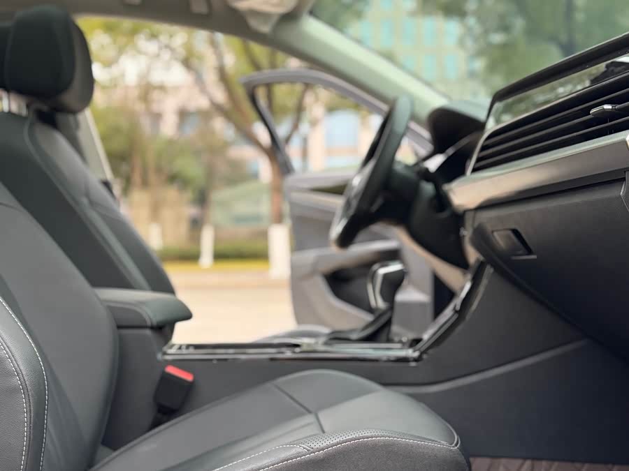Volkswagen Passat 2025 car image #11