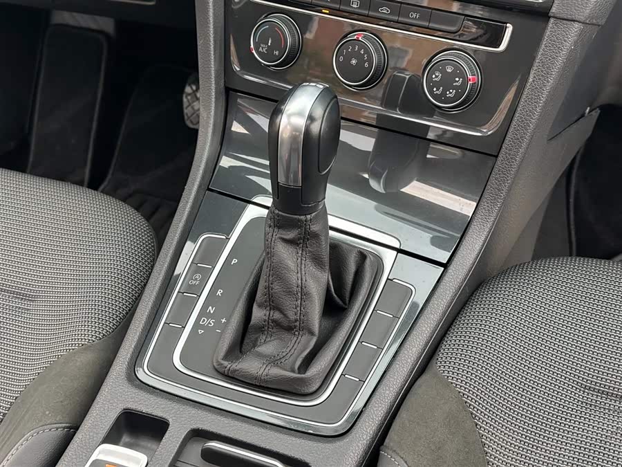 Volkswagen Golf 2019 car image #11