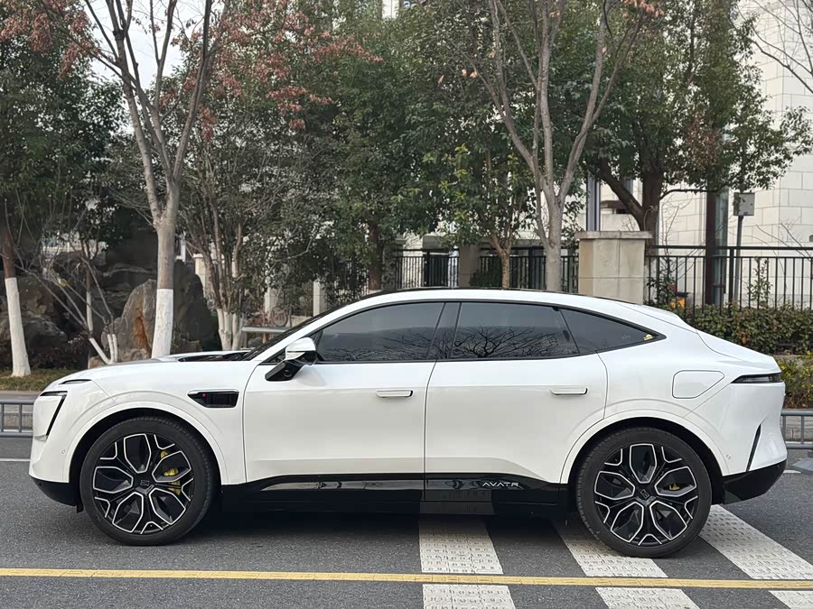 Avatr 11 2023 car image #11