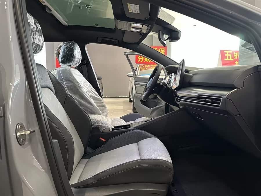 Volkswagen Golf 2025 car image #11