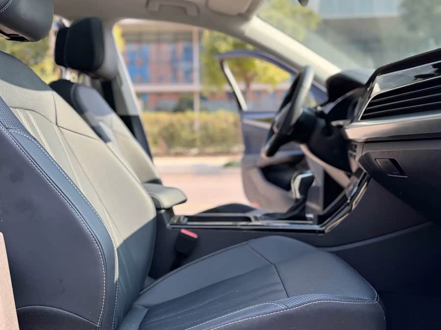 Volkswagen Passat 2025 صورة سيارة #11