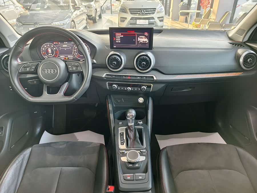 Audi Q2L 2024 صورة سيارة #11