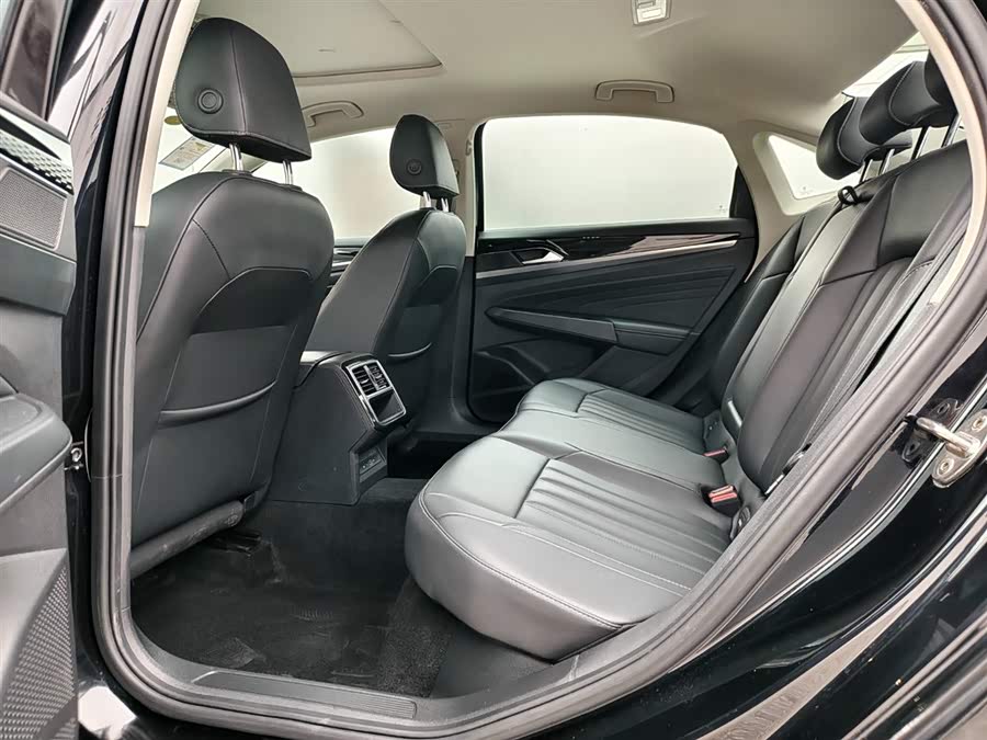 Volkswagen Passat 2023 car image #11