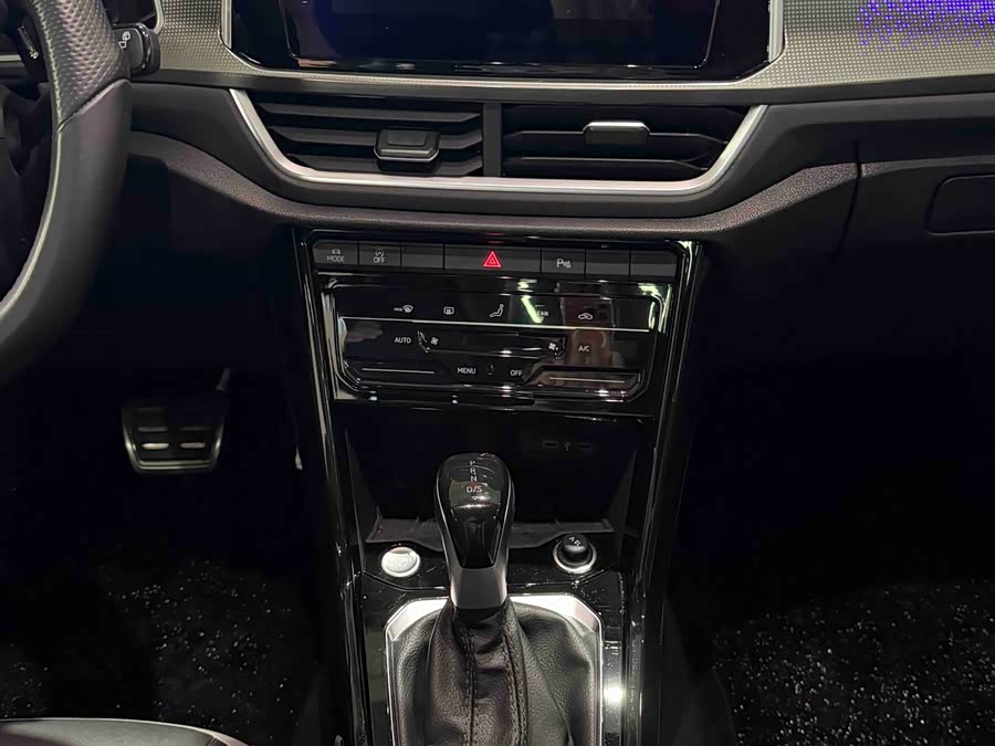 Volkswagen T-Roc 2024 car image #11