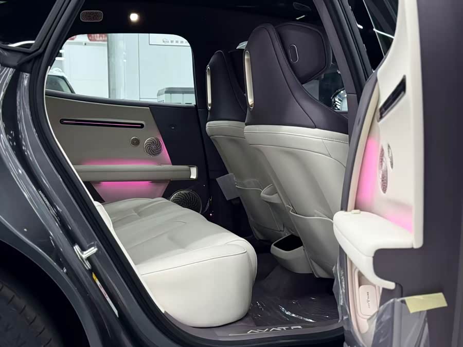 Avatr 06 2025 car image #11