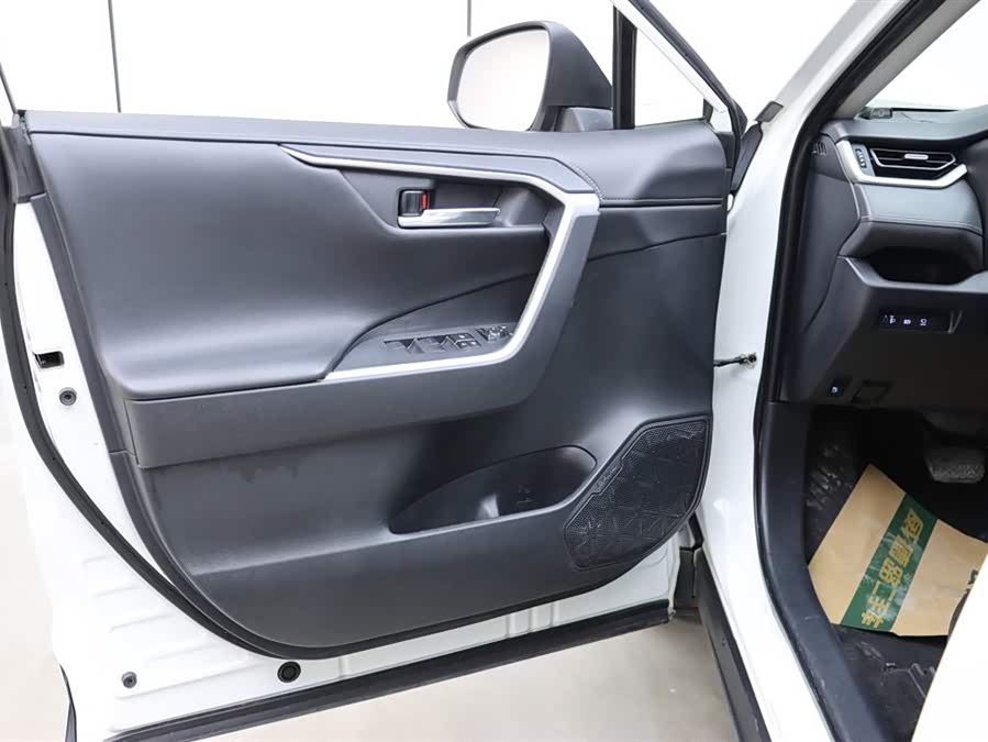Toyota RAV4 2020 car image #11