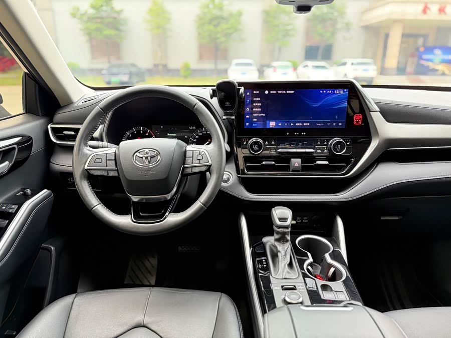 Toyota Highlander 2023 car image #11