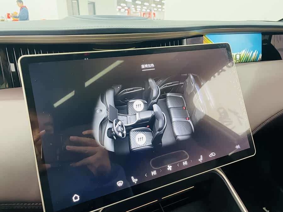 Avatr 11 2023 car image #11