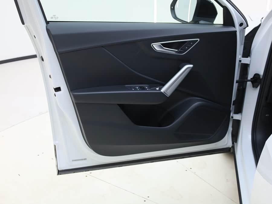 Audi Q2L 2021 car image #11