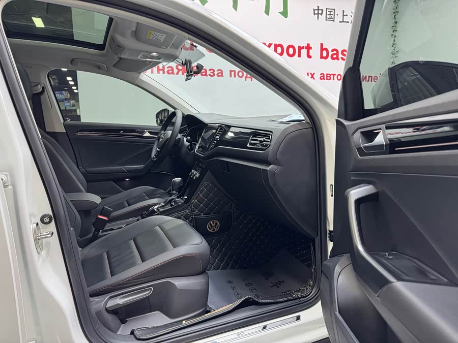 Volkswagen T-Roc 2021 car image #11