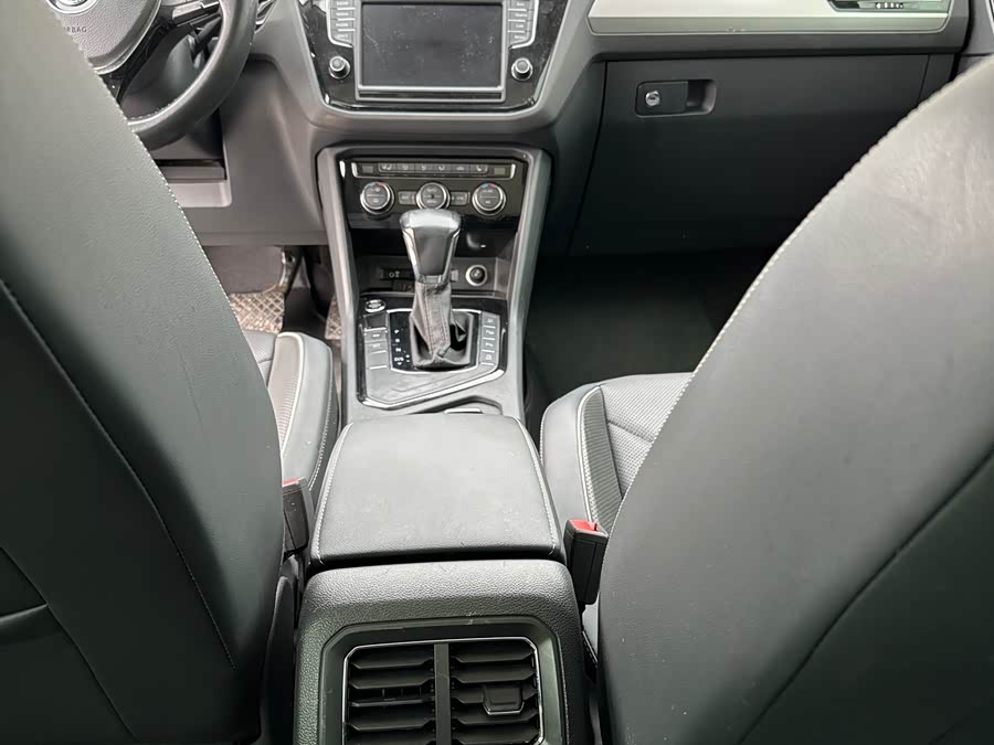 Volkswagen Tiguan L 2017 car image #11