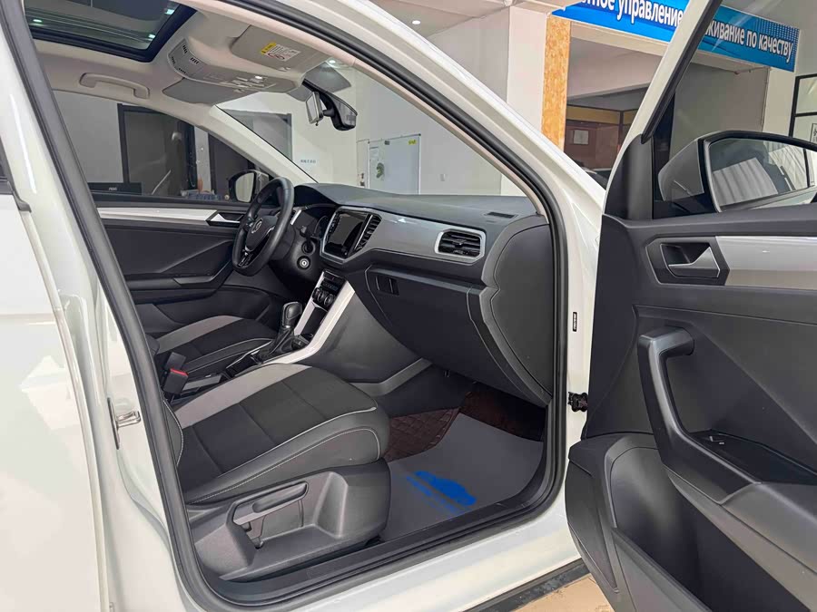 Volkswagen T-Roc 2021 car image #11