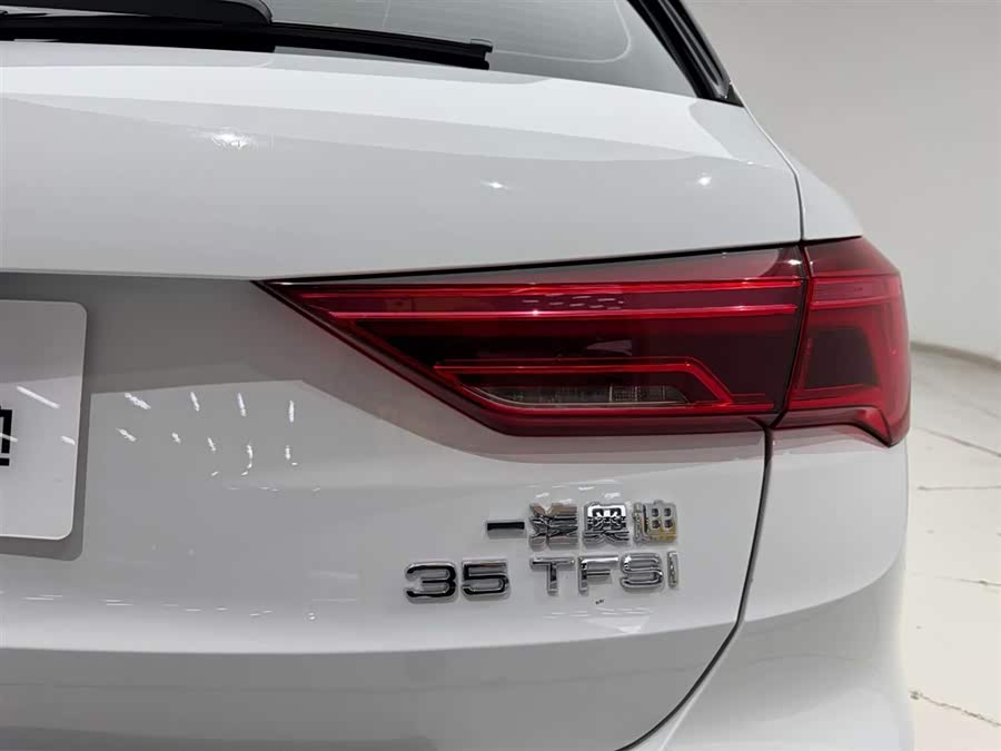 Audi Q3 2022 car image #11
