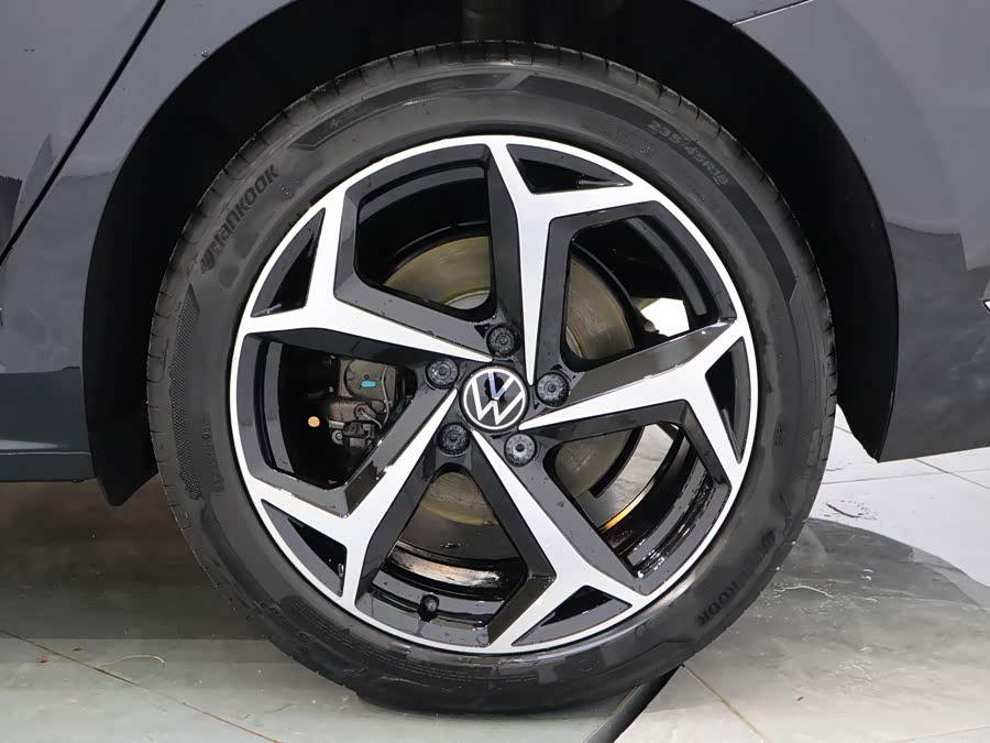 Volkswagen Passat 2025 car image #11