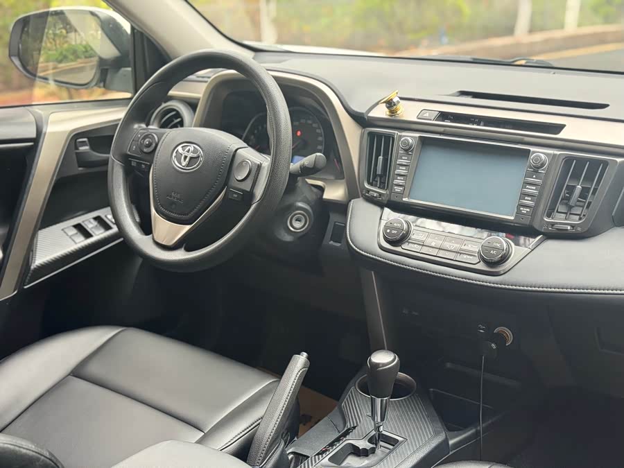 Toyota RAV4 2015 car image #11