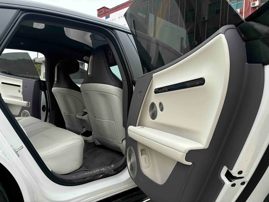 Avatr 06 2025 car image #11