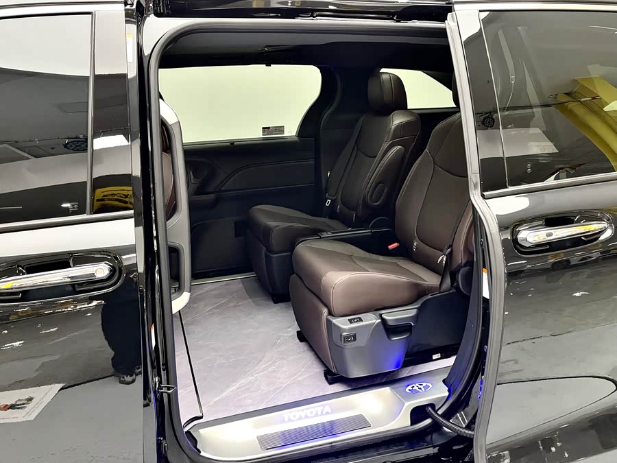 Toyota Granvia 2024 car image #11