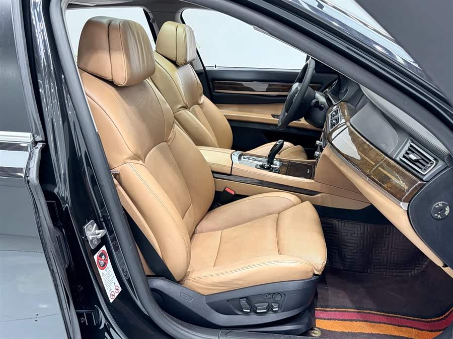 BMW 7 Series 2012 صورة سيارة #11