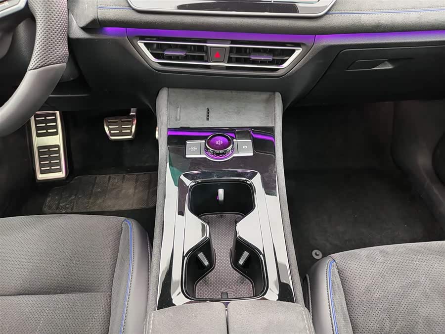 Volkswagen Tiguan L 2024 car image #11